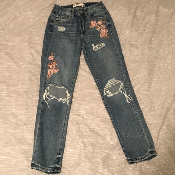 Garage mom jeans w/ embroidered flower detailing - Picture 2 of 4